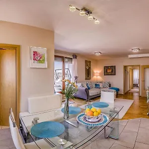 With Private 90 Sqm Rooftop, Free Parking And Air Condition Apartmán Budapešť